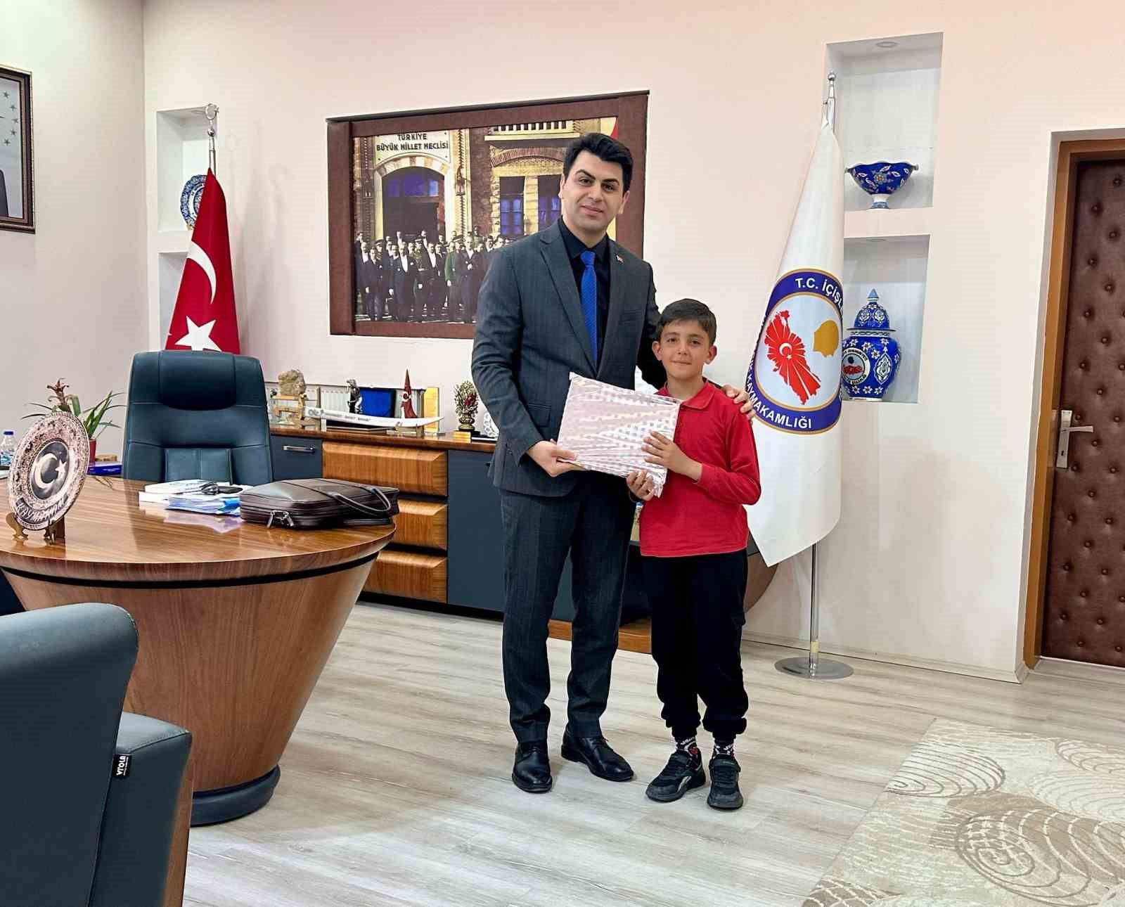 Hisarcık Kaymakamı Bahar, yarışmada il birincisi olan öğrenciyi ödüllendirdi