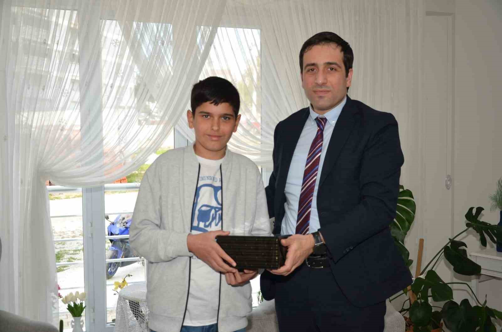 Bayrak sevdalısı kahramanı &ccedil;ocuğa ziyaret
