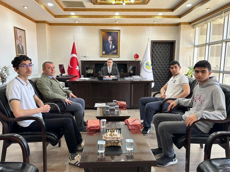 Kaymakam Memiş, bilgi yarışmasında dereceye giren öğrencileri ödüllendirdi