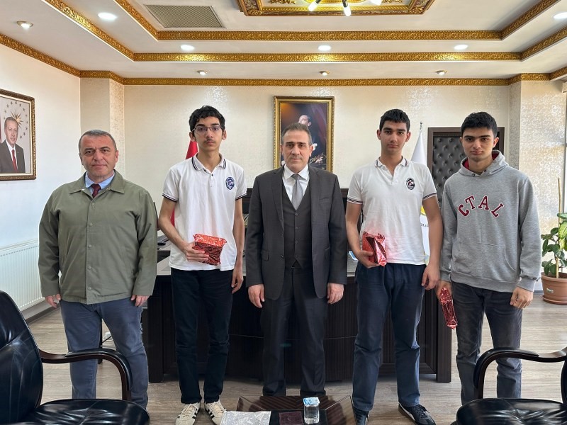 Kaymakam Memiş, bilgi yarışmasında dereceye giren &ouml;ğrencileri &ouml;d&uuml;llendirdi
