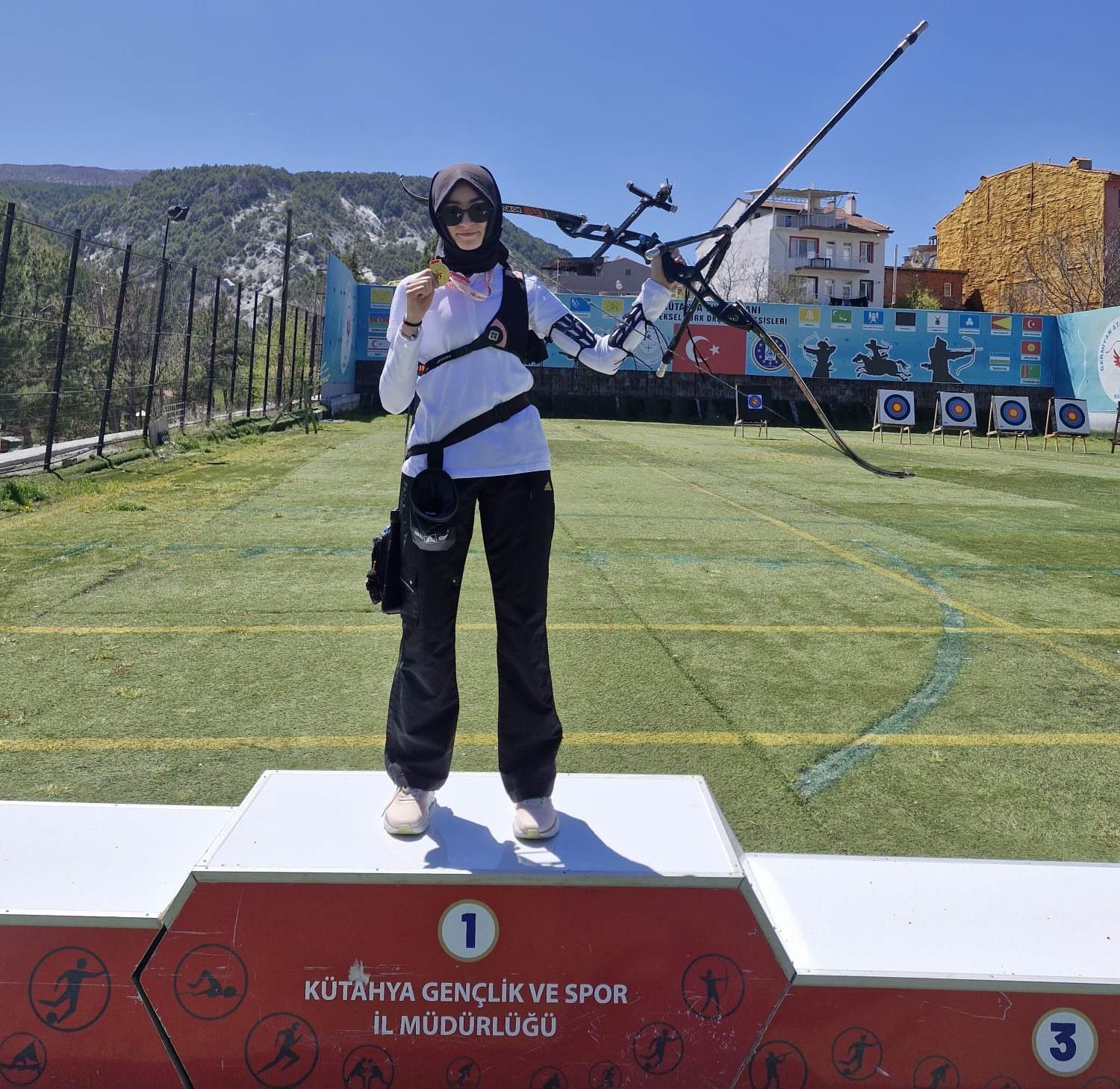 Kütahya Nafi Güral Fen Lisesi öğrencisi Fatıma Zehra Öz okçulukta il birincisi