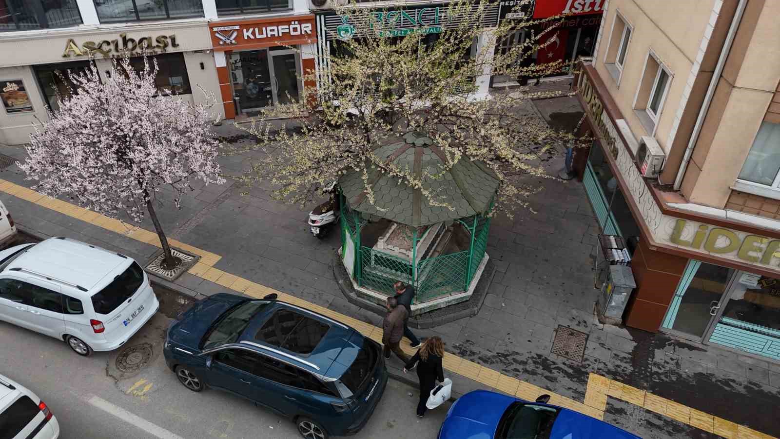 Kaldırımın ortasındaki t&uuml;rbe hikayesiyle de dikkat &ccedil;ekiyor
