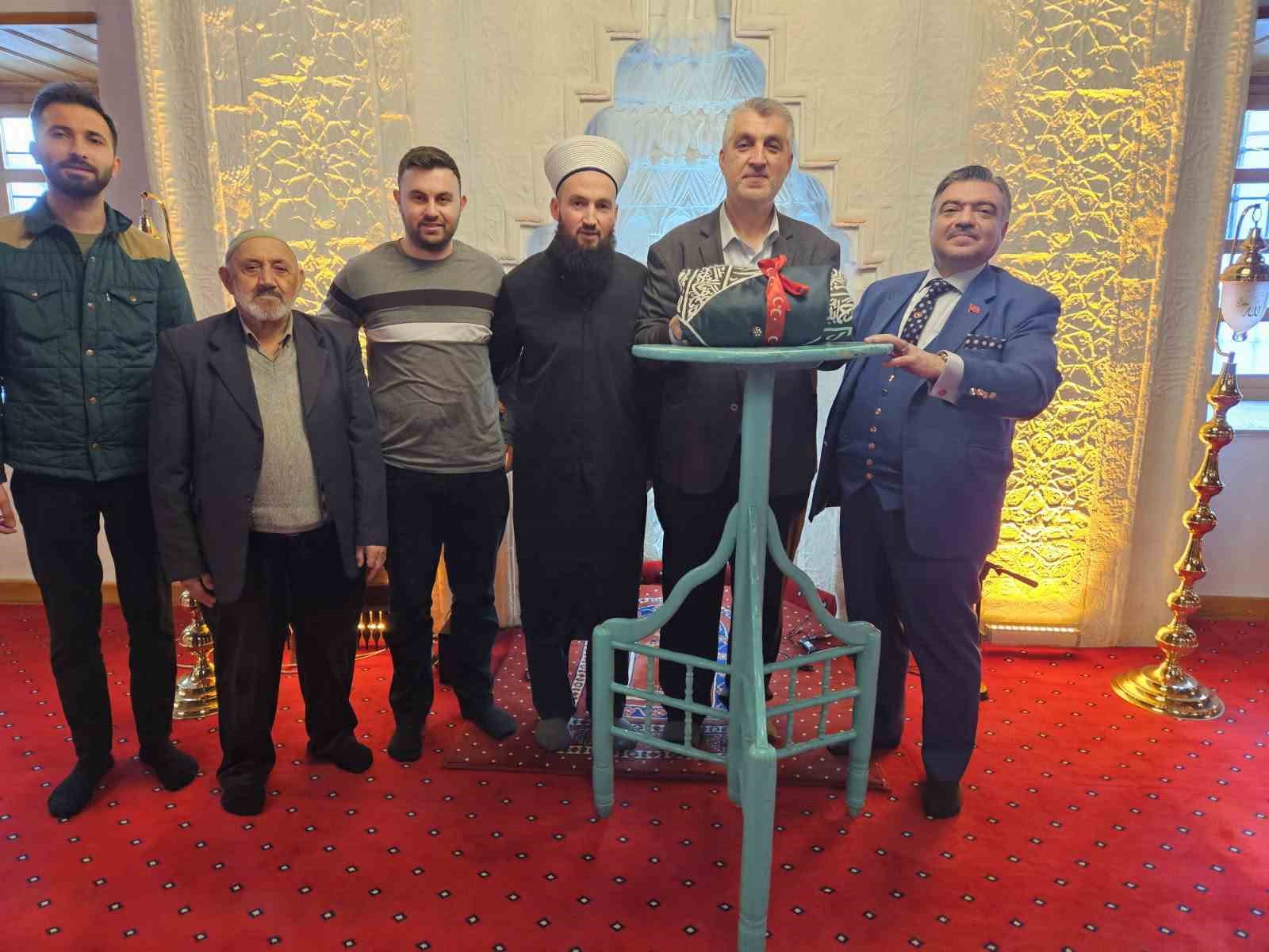 Sivrihisar Ulu Camii’ne Saç-ı Şerif’i bağışladı