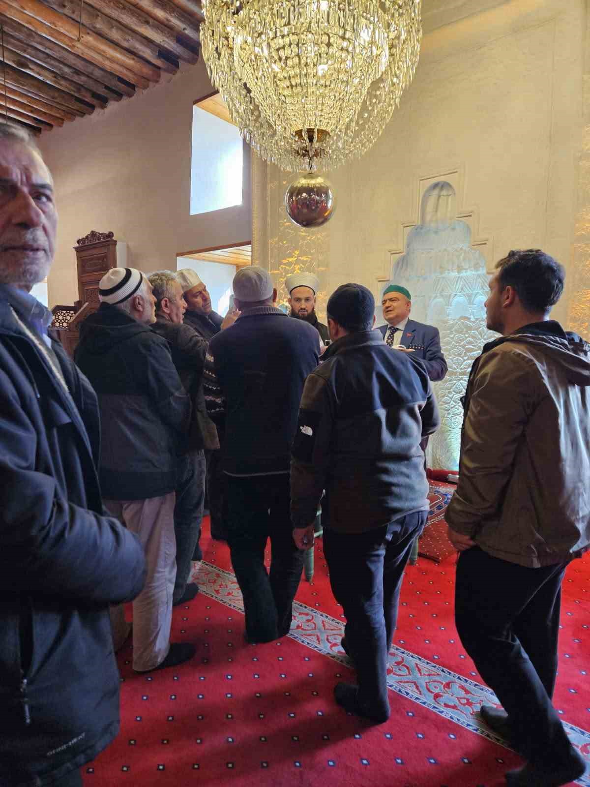 Sivrihisar Ulu Camii’ne Saç-ı Şerif’i bağışladı