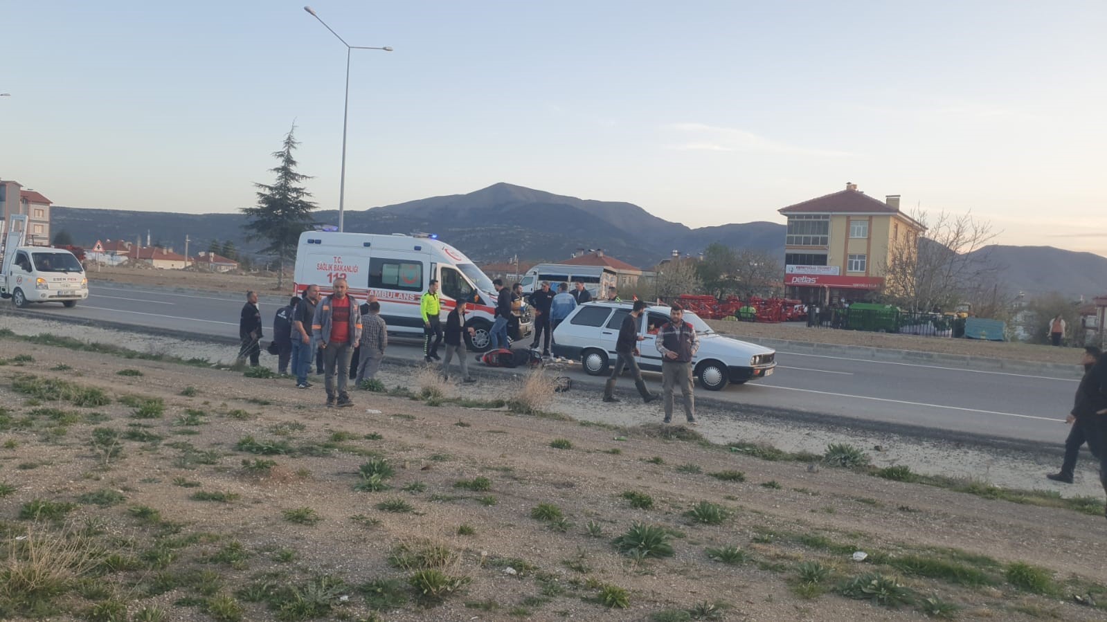 Elektrikli bisiklet sürücüsü park halindeki araca çarptı: 1 yaralı