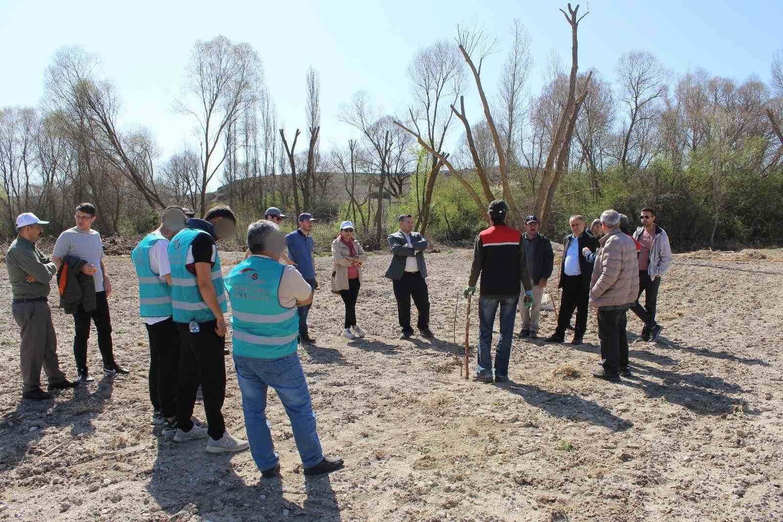 Yükümlüler ile meyve fidanlarında dikim budaması eğitimi yapıldı
