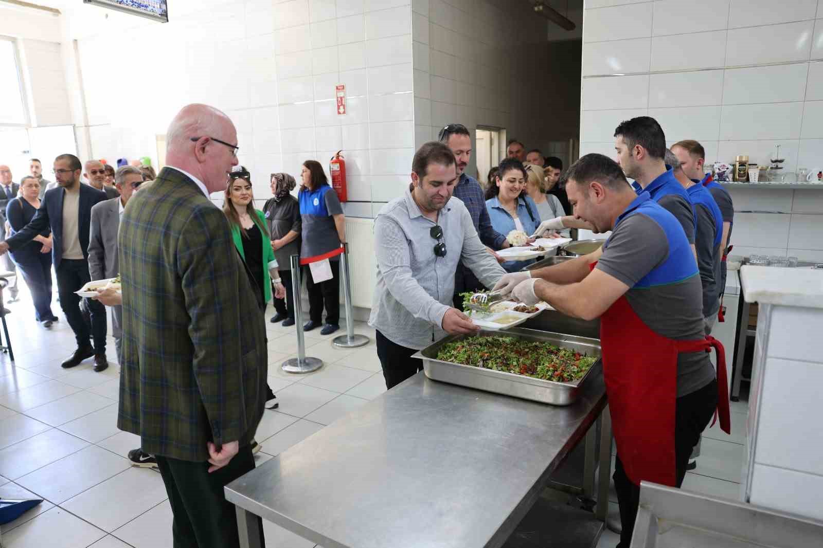 Başkan Kazım Kurt&rsquo;tan aşevi ziyareti: "Zor zamanlarda dayanışma en b&uuml;y&uuml;k g&uuml;c&uuml;m&uuml;z"
