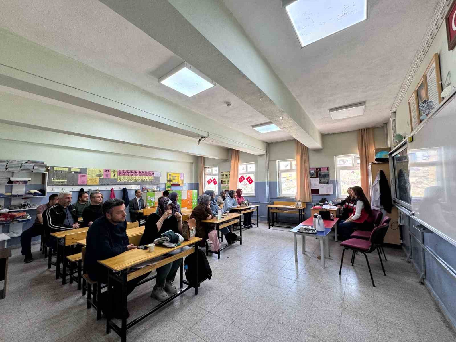 Emet&rsquo;te İl&ccedil;e Tarım M&uuml;d&uuml;rl&uuml;ğ&uuml;nden &ouml;ğrenci velilerine eğitim
