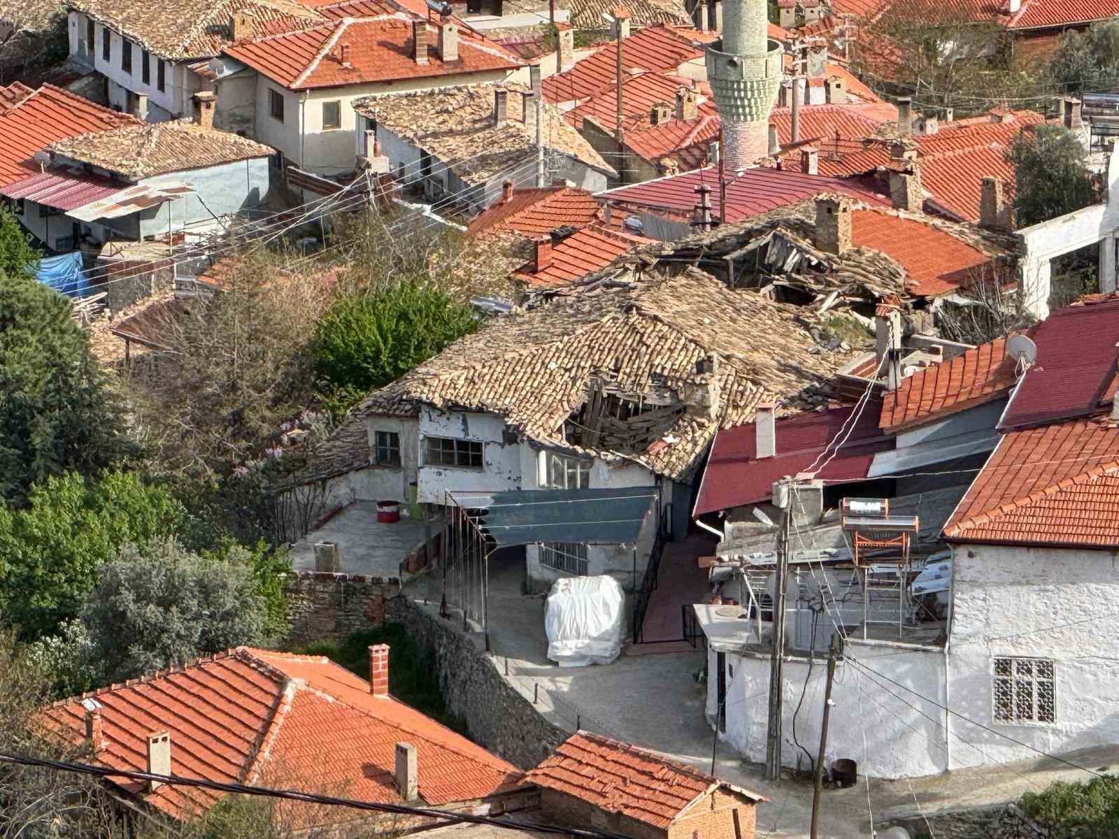 Buldan’da tarihi iki katlı ev çöktü