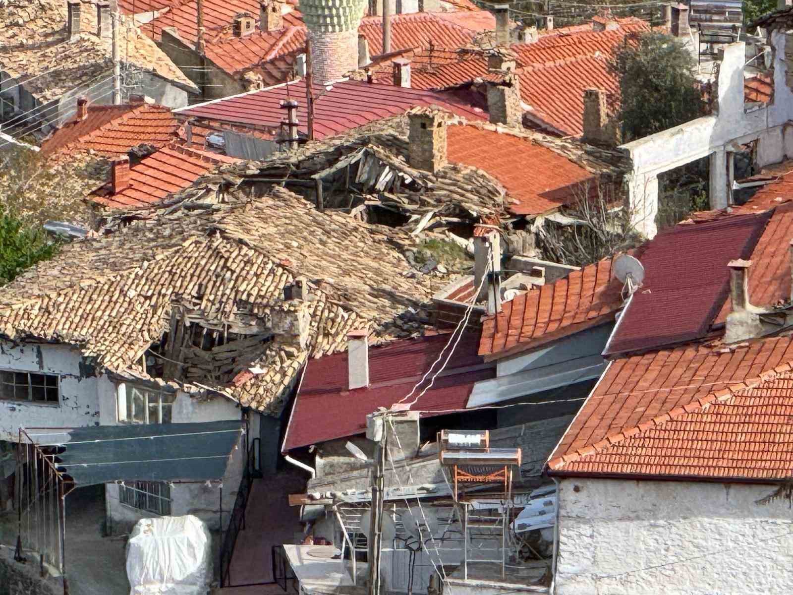Buldan’da tarihi iki katlı ev çöktü
