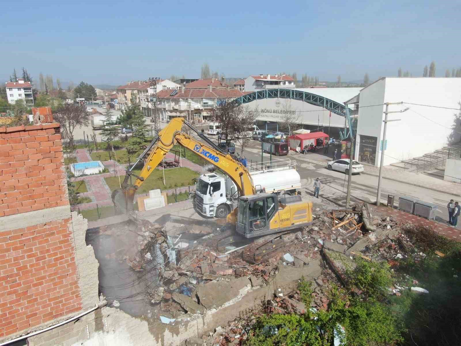 İnönü’de tehlike binaların yıkımı devam ediyor
