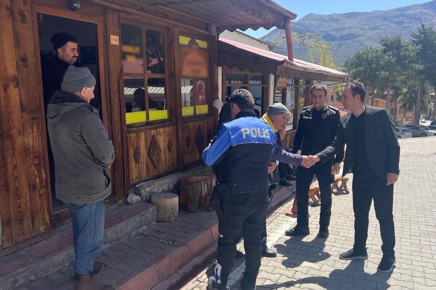 Kemaliye’de polis ekipleri vatandaşlar için sahada