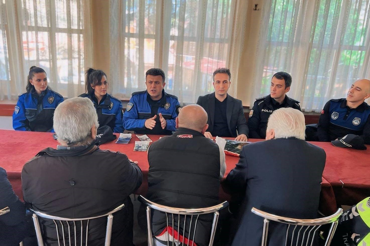 Kemaliye’de polis ekipleri vatandaşlar için sahada