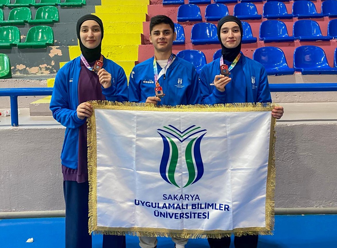 SUBÜ öğrencilerinden Taekwondo’da 3 madalya
