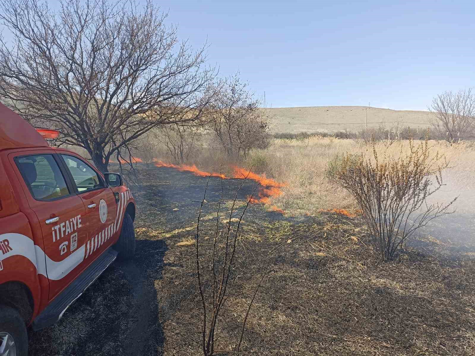 Darende’de sazlık yangını
