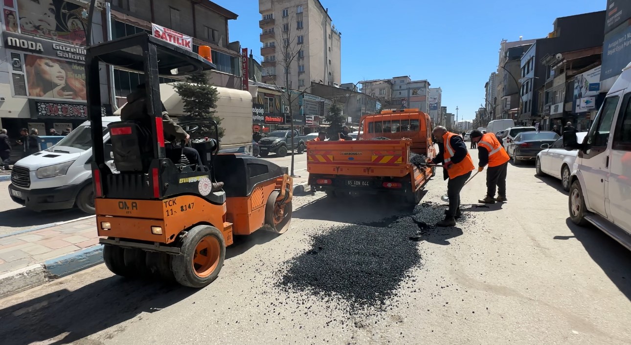 Karayolları, Yüksekova’nın çukurlu yolları için harekete geçti
