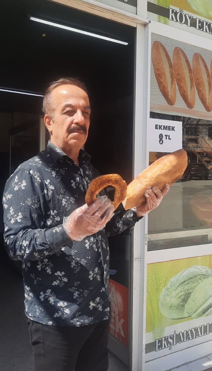 Ekmeği simitten ucuza sattı, vatandaşlar büyük ilgi gösterdi