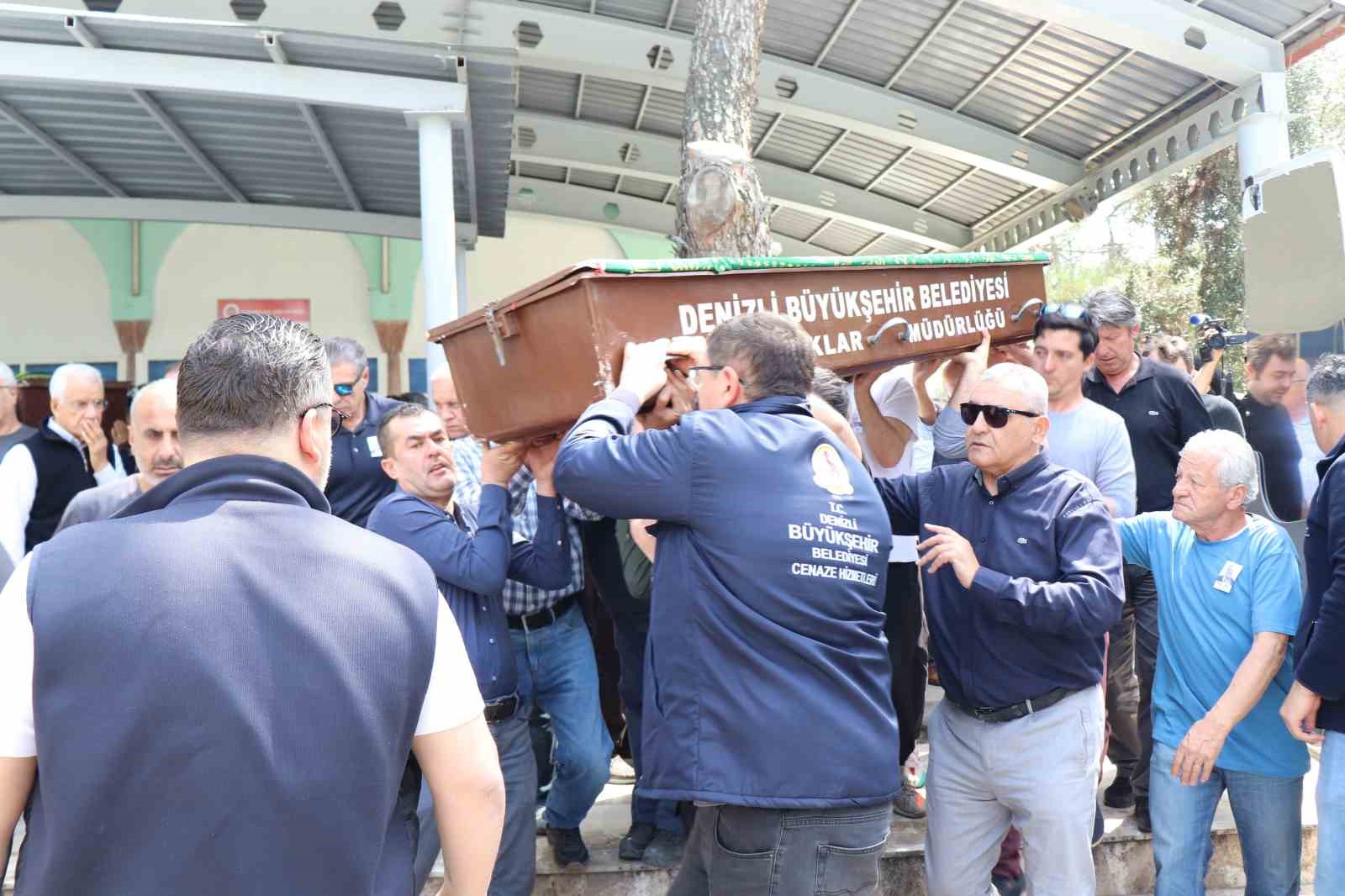 Ersun Yanal&rsquo;ın babası son yolculuğuna uğurlandı
