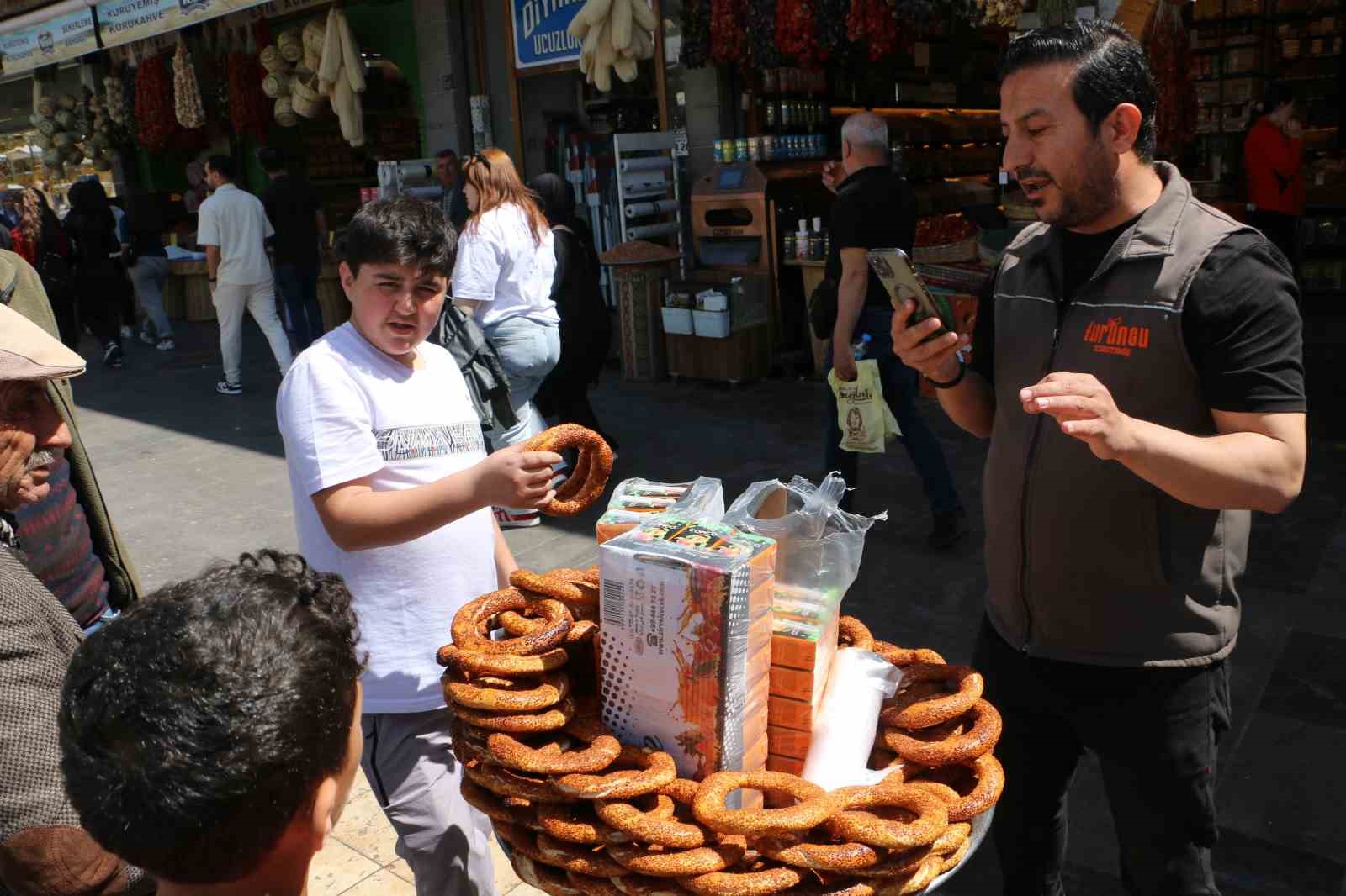 Diyarbakırlı fenomen 5 yıldır canlı yayın bağışlarıyla ücretsiz simit ve meyve suyu dağıtıyor