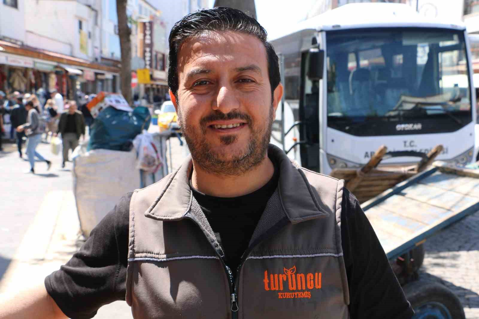 Diyarbakırlı fenomen 5 yıldır canlı yayın bağışlarıyla ücretsiz simit ve meyve suyu dağıtıyor