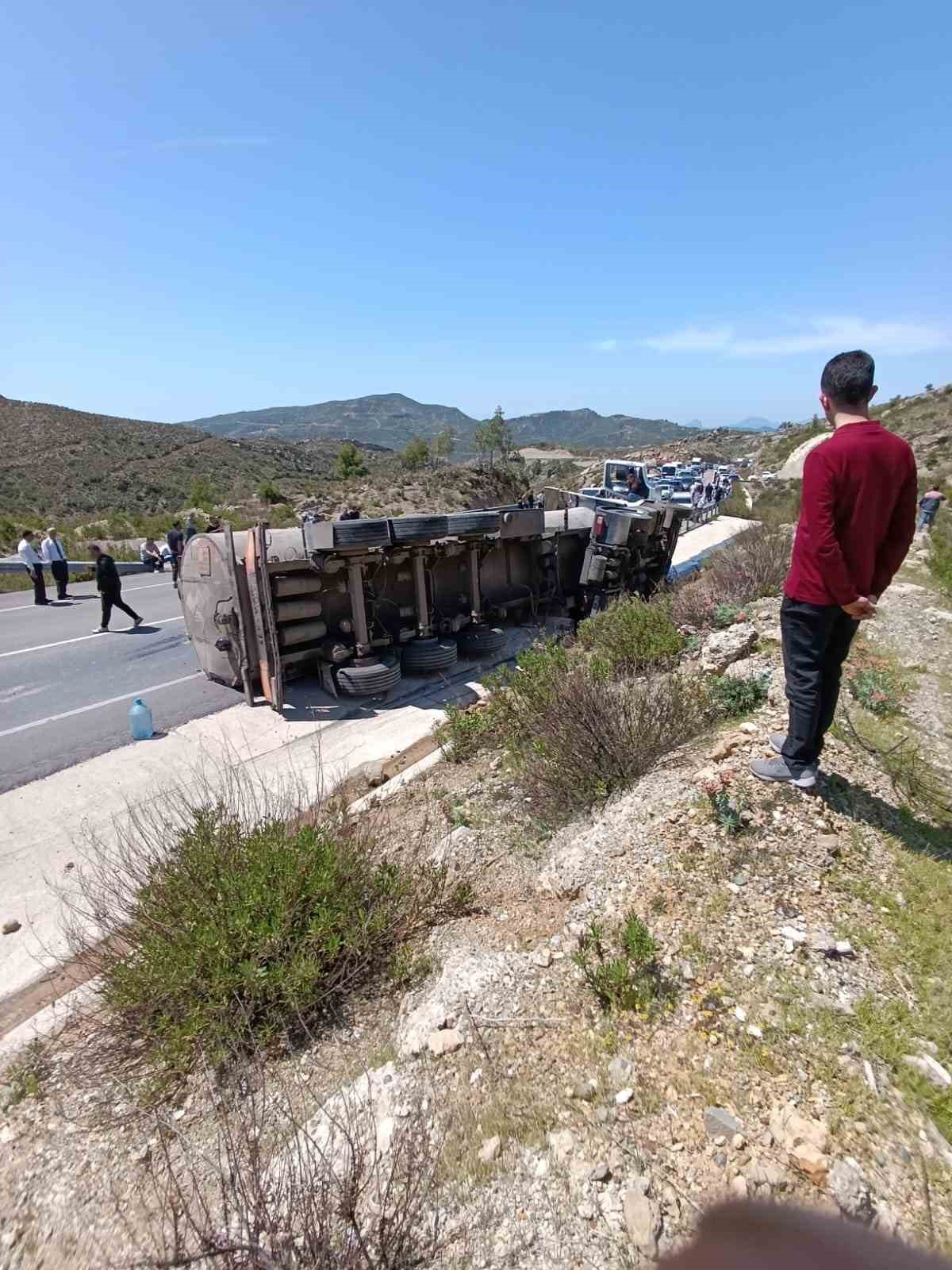 Devrilen tırda yüklü zift yola saçıldı