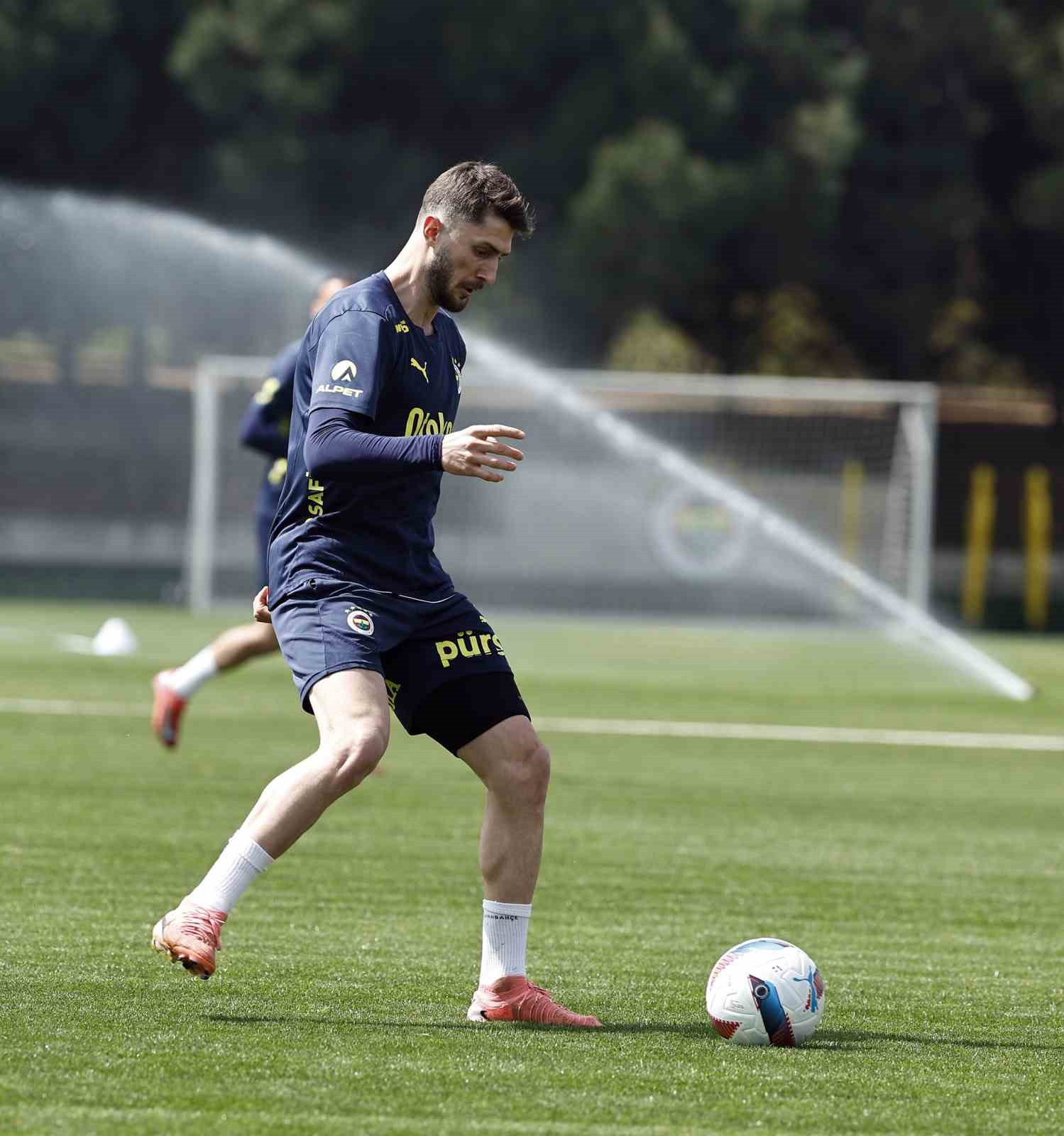 Fenerbah&ccedil;e, Kayserispor ma&ccedil;ı hazırlıklarını s&uuml;rd&uuml;rd&uuml;
