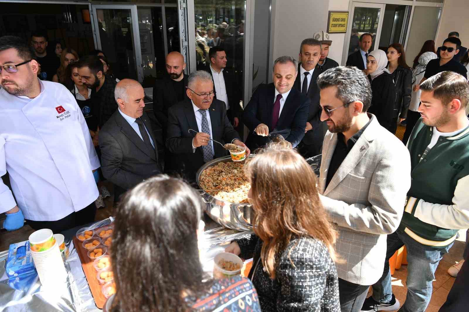 Başkan B&uuml;y&uuml;kkılı&ccedil;, &ouml;ğrencilere Kayseri&rsquo;nin turizm değerlerini anlattı
