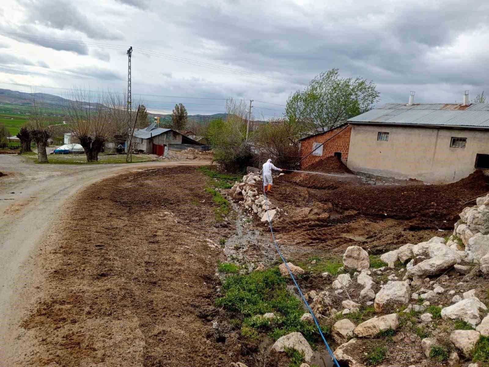Elazığ&rsquo;da larva ile m&uuml;cadele s&uuml;r&uuml;yor
