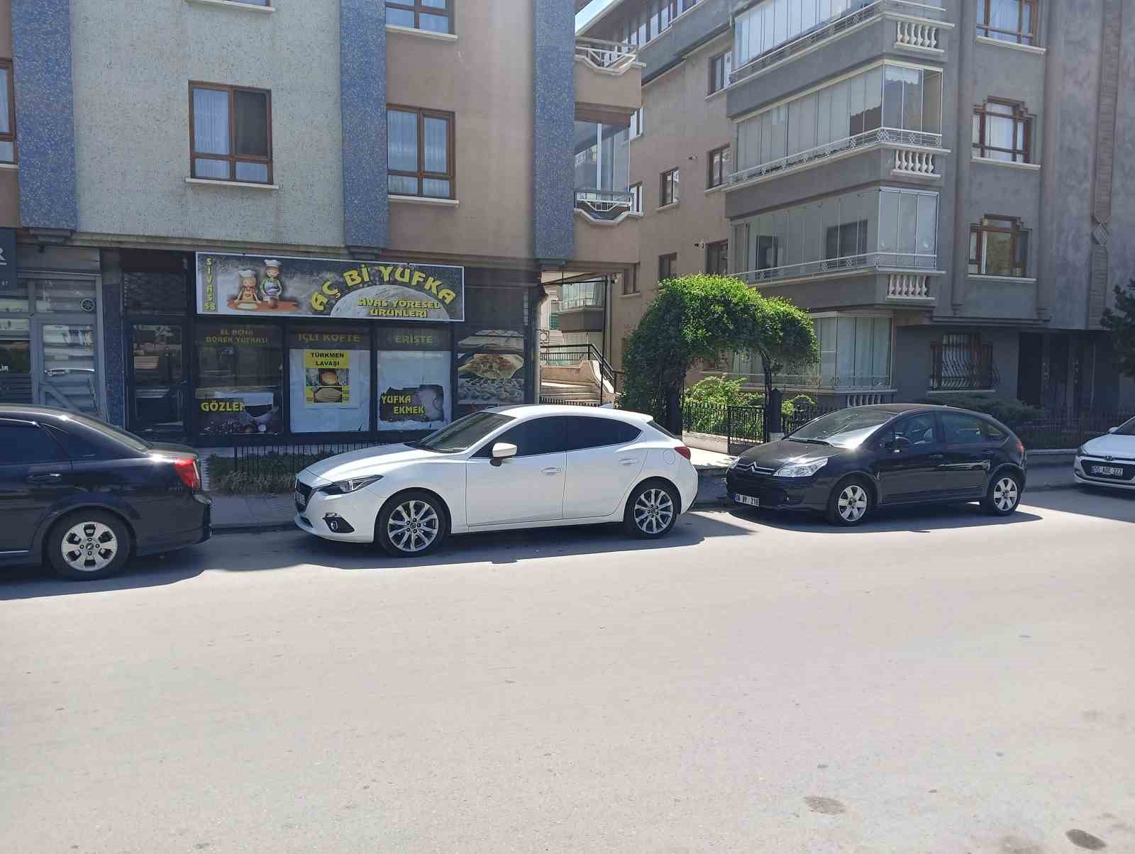 Eşinin boğazından bıçakladığı kadın yaralandı