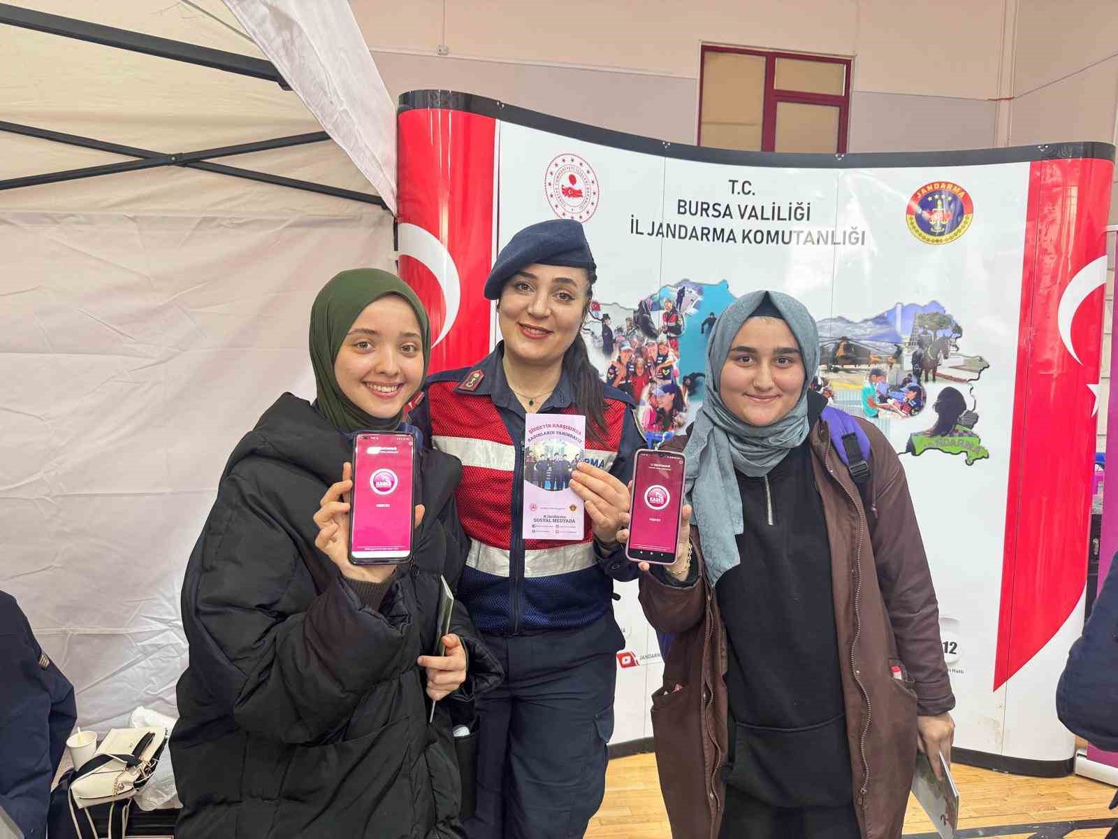 Jandarma, gençlere KADES ve şiddete karşı mücadele eğitimi verdi