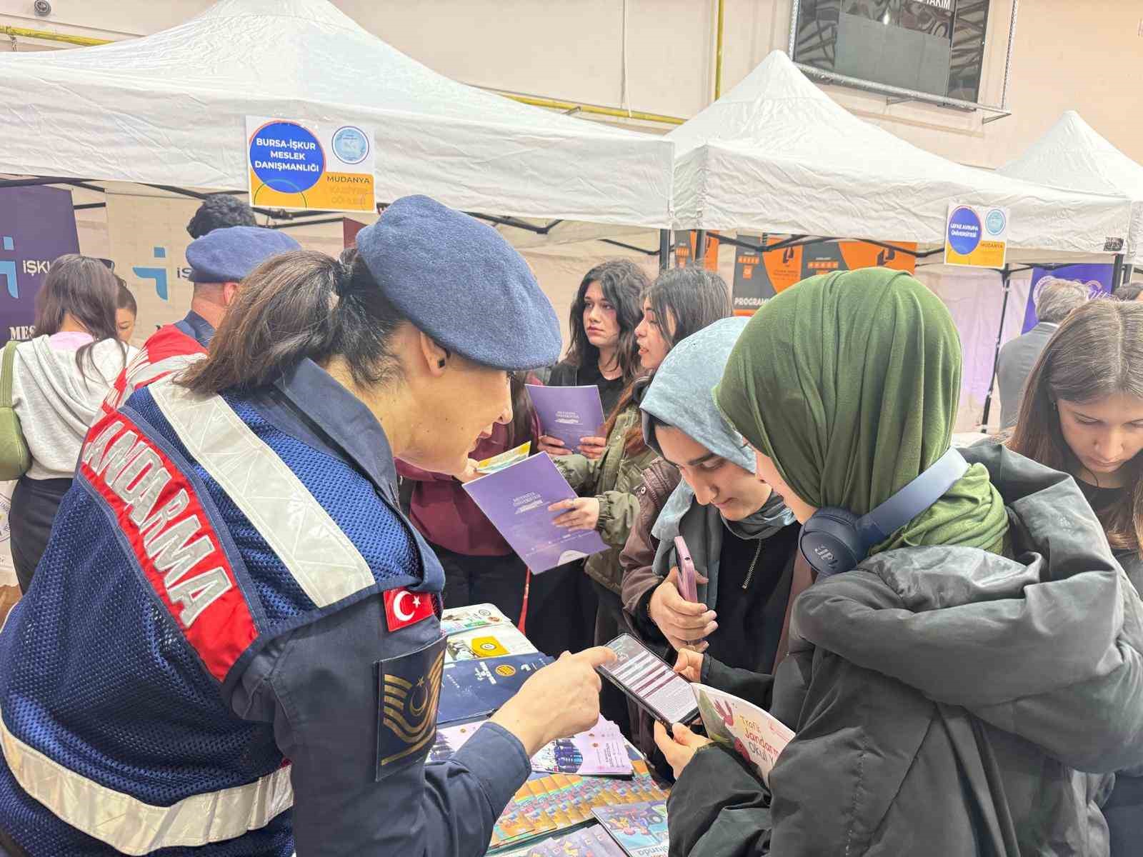 Jandarma, gen&ccedil;lere KADES ve şiddete karşı m&uuml;cadele eğitimi verdi
