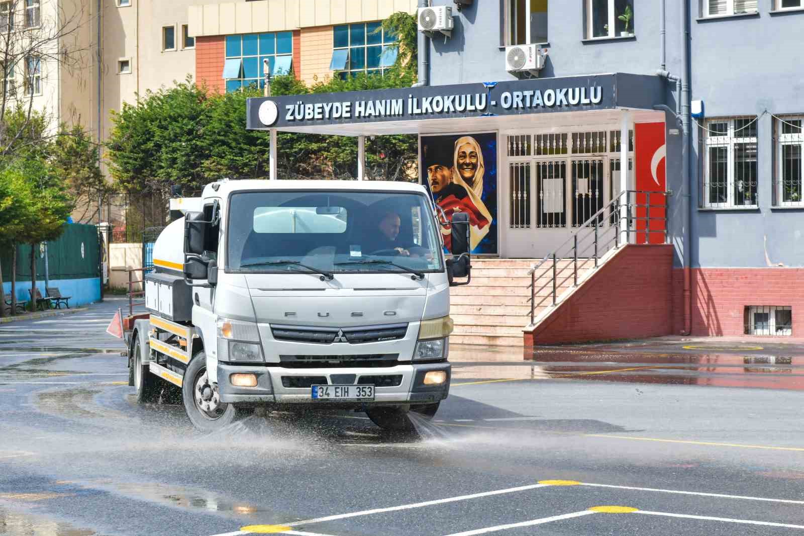Esenyurt’ta okul bahçelerinin temizlik çalışması sürüyor