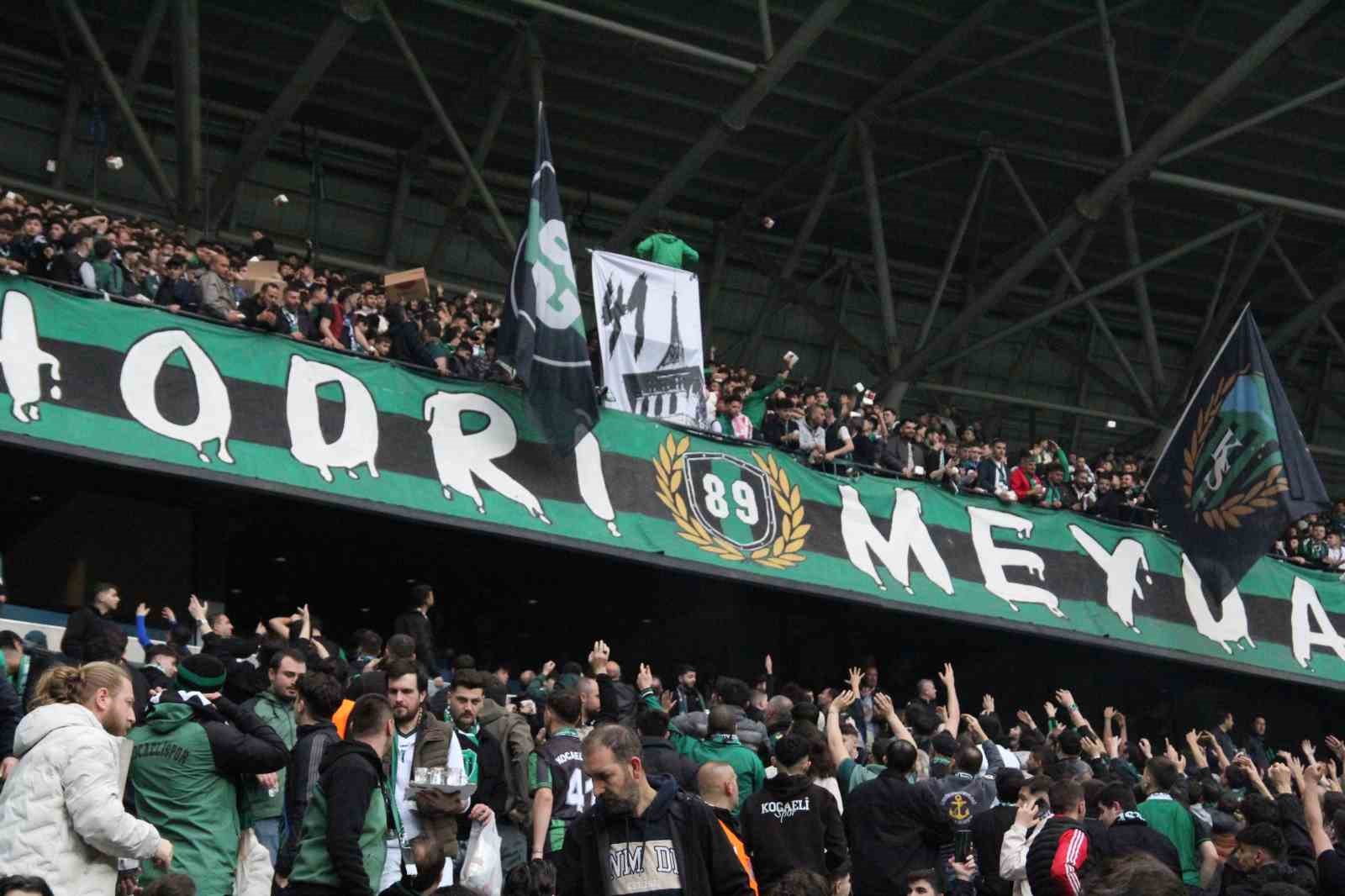 Taraftarlardan Kocaelispor y&ouml;netimine "Hodri Meydan"
