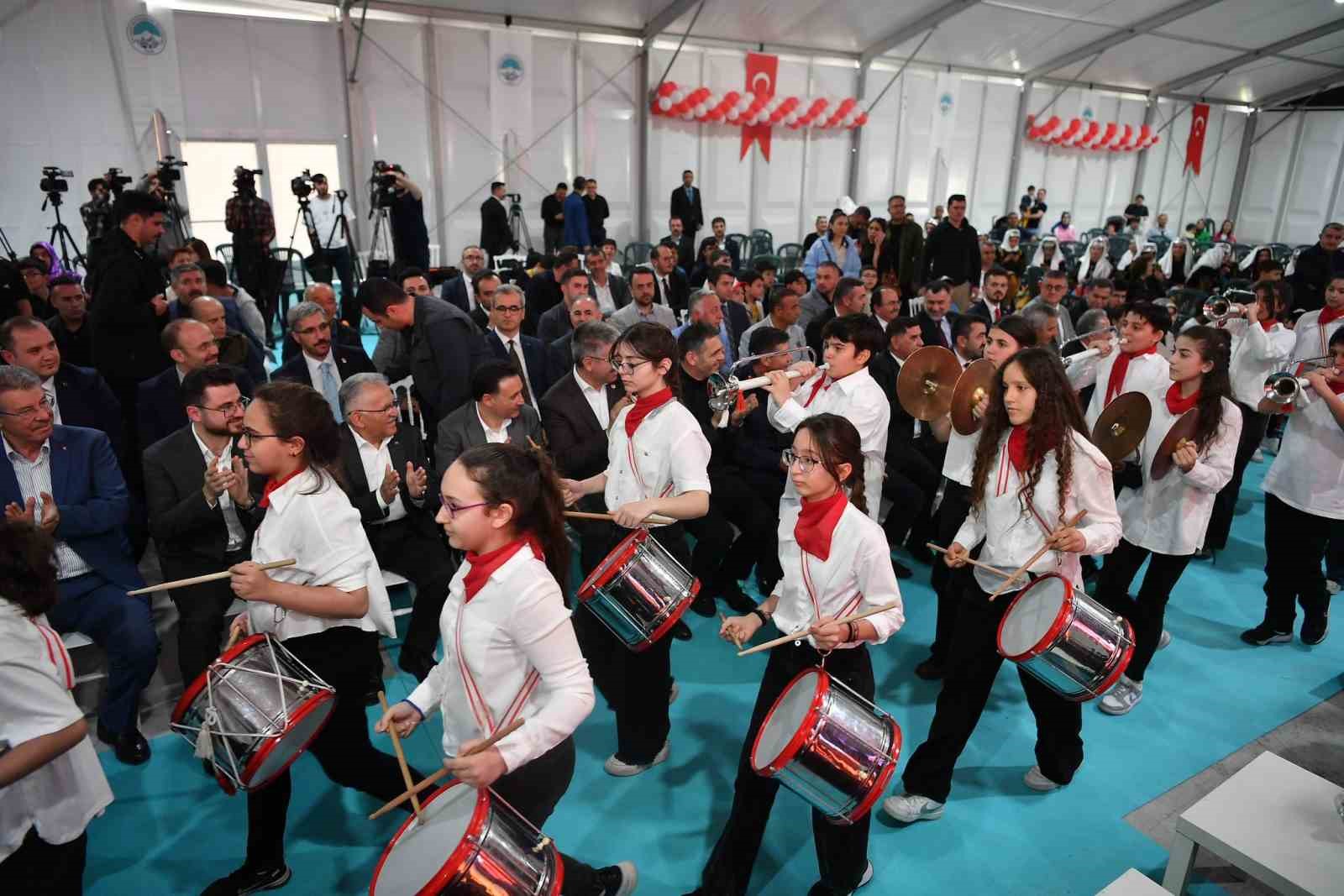 Büyükşehir’in Çocuk Kitap Fuarı ve Şenliği başladı