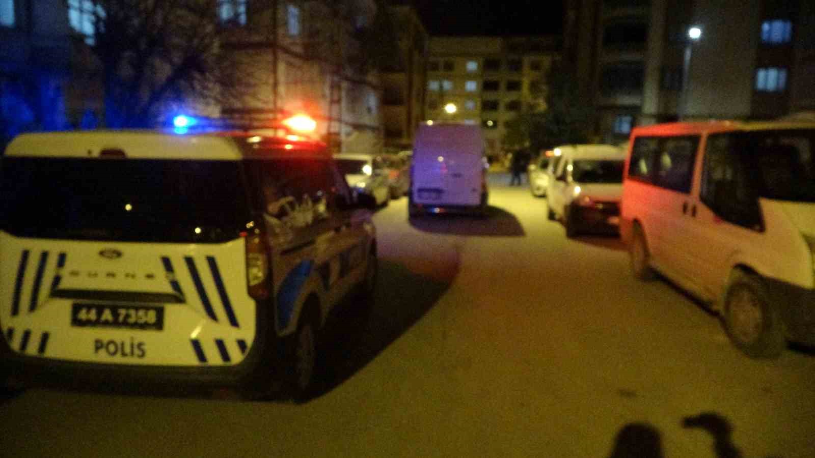 Malatya&rsquo;da bir şahıs, husumetlisinin ikametini kurşunladı
