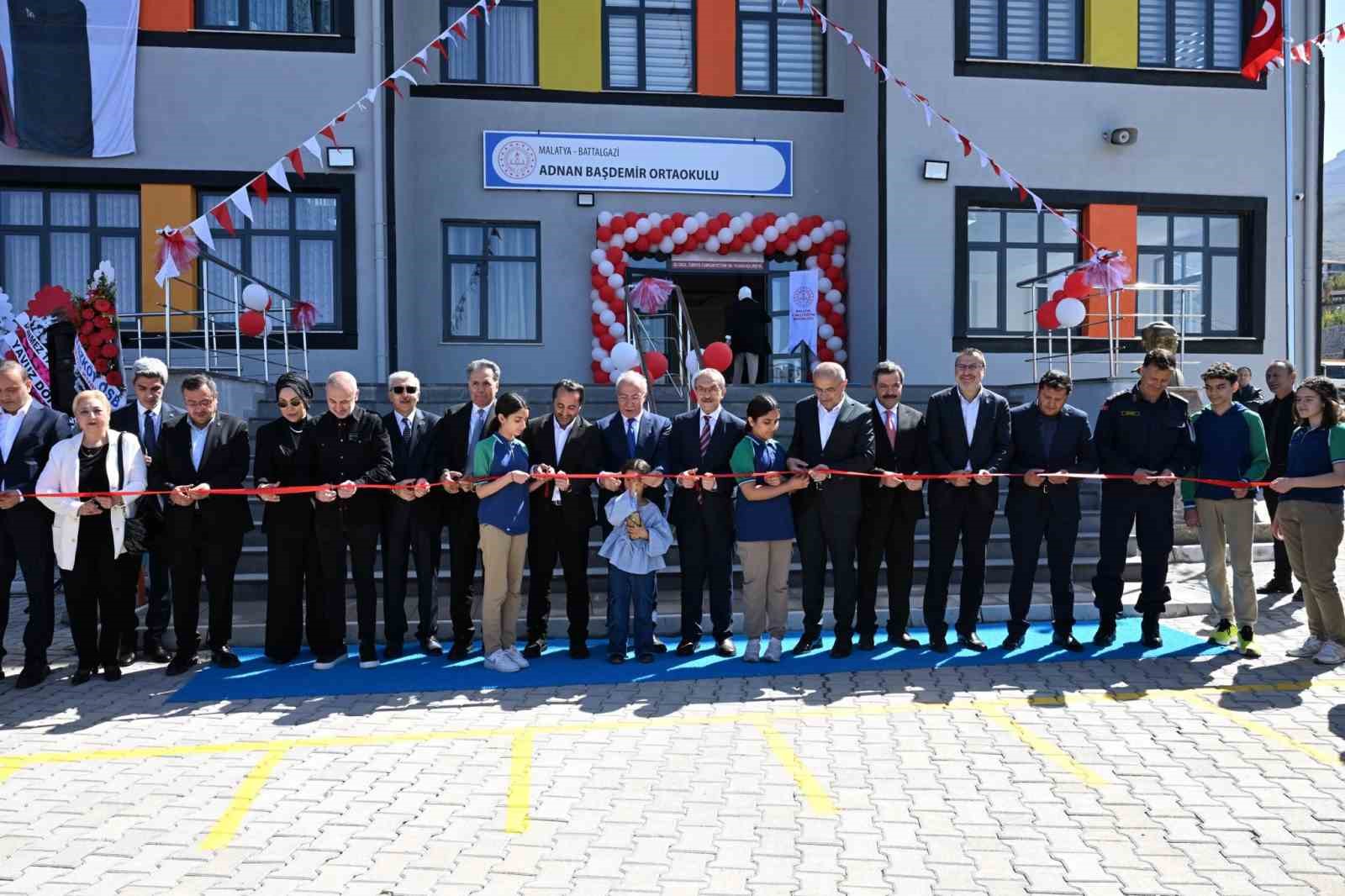 Adnan Başdemir Ortaokulu hizmete açıldı