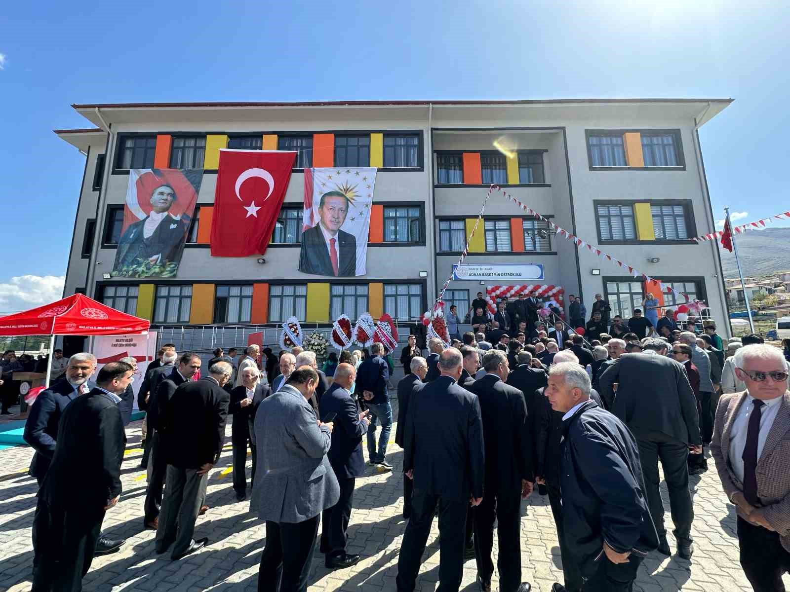 Adnan Başdemir Ortaokulu hizmete açıldı
