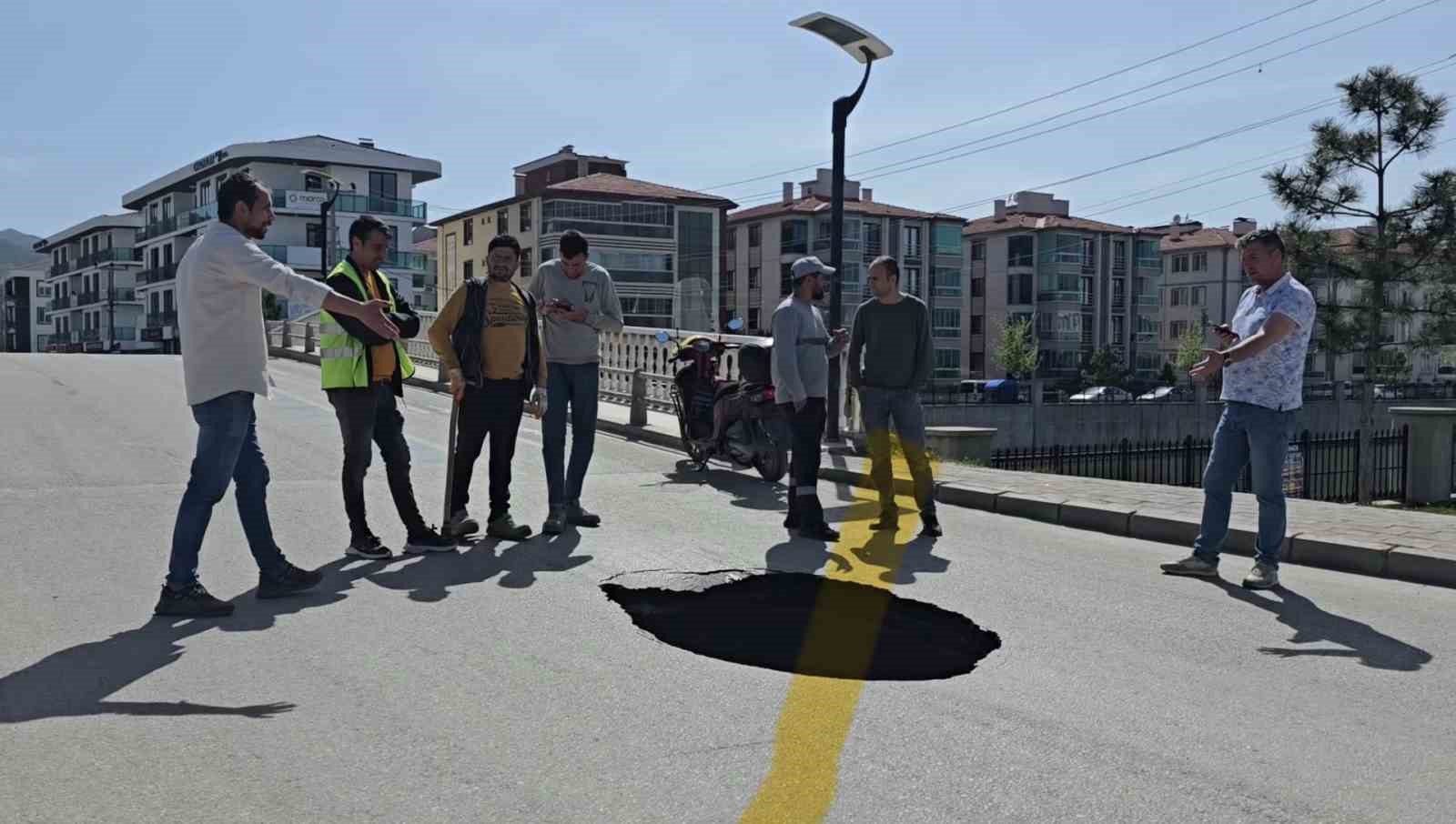 Afyonkarahisar’da asfalt yol çöktü, yaklaşık 3 metre derinliğinde çukur oluştu
