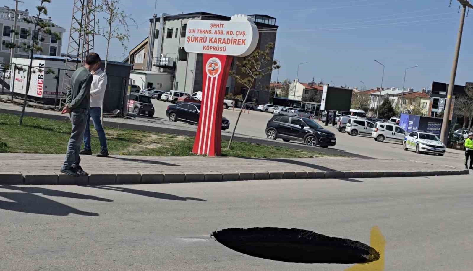 Afyonkarahisar&rsquo;da asfalt yol &ccedil;&ouml;kt&uuml;, yaklaşık 3 metre derinliğinde &ccedil;ukur oluştu
