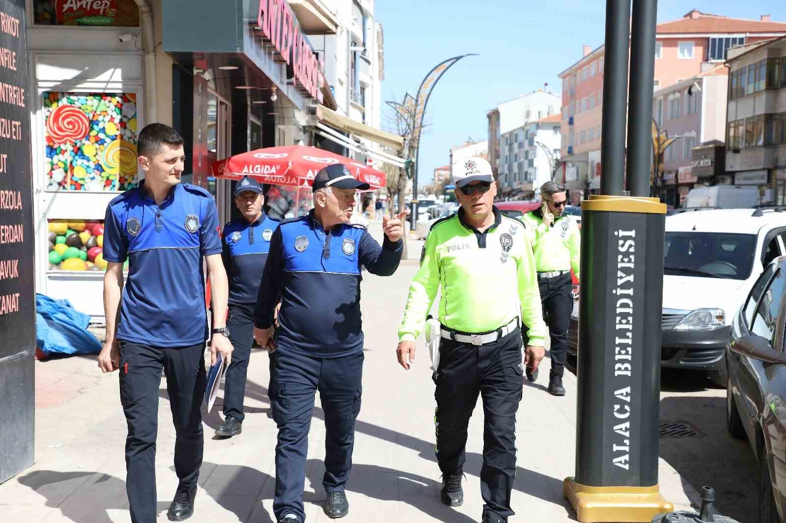 Alaca&rsquo;da kaldırım işgallerine ge&ccedil;it verilmiyor
