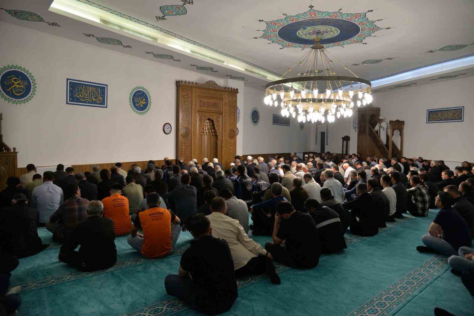 Kahramankazan’da Metin Atlı Merkez Yeni Cami dualarla ibadete açıldı