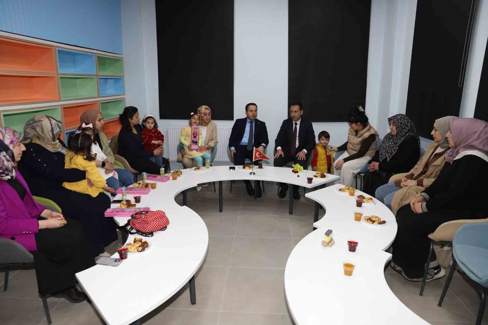 Muradiyeli anneler çocuklarıyla kütüphanede buluşuyor