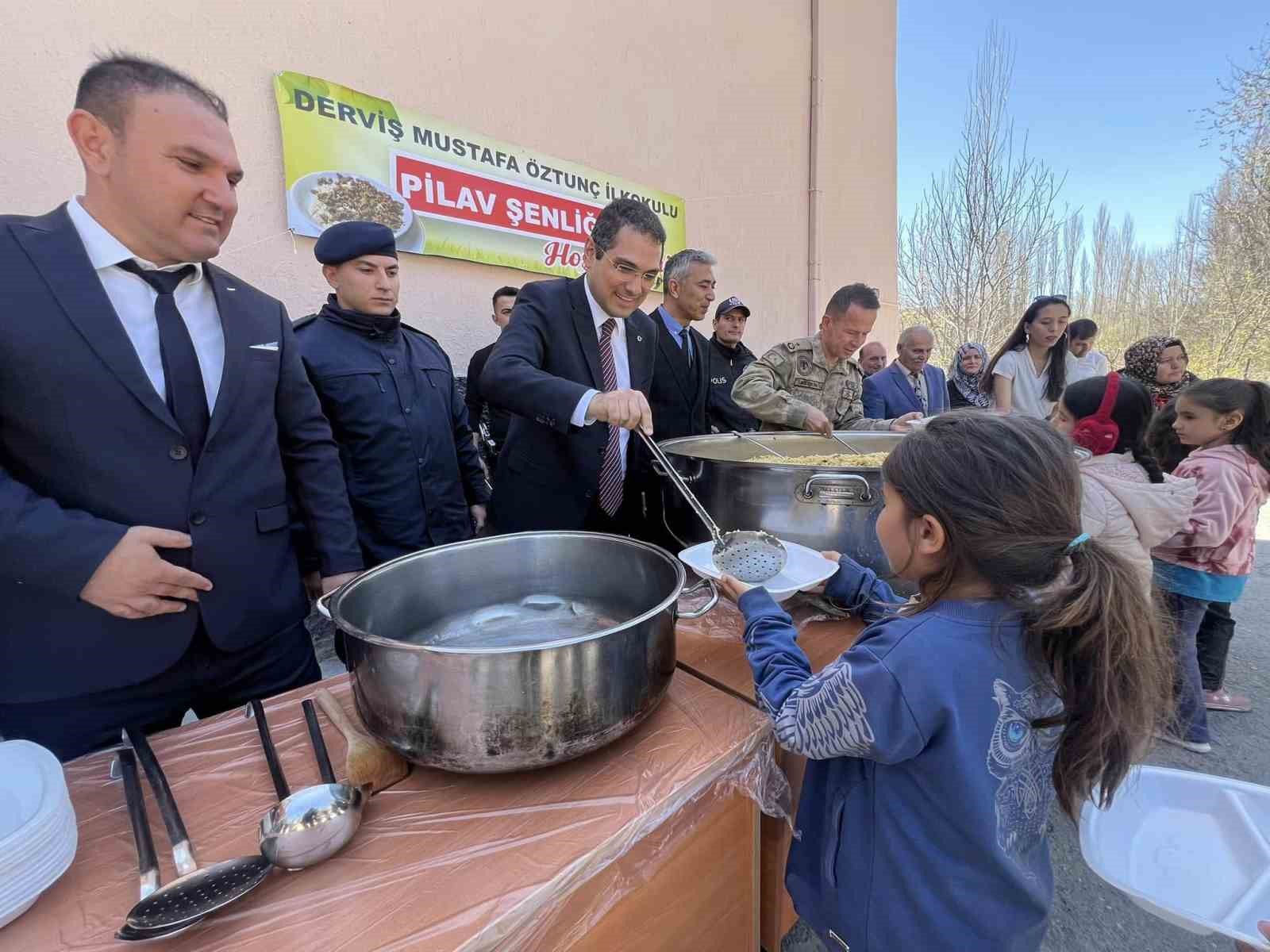 Okul bahçesindeki pilav şenliğinde öğrenciler