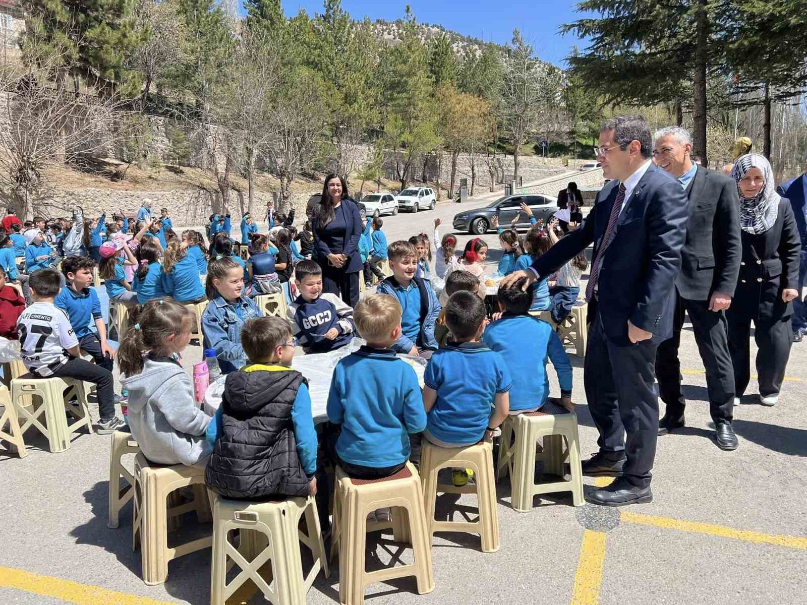 Okul bahçesindeki pilav şenliğinde öğrenciler