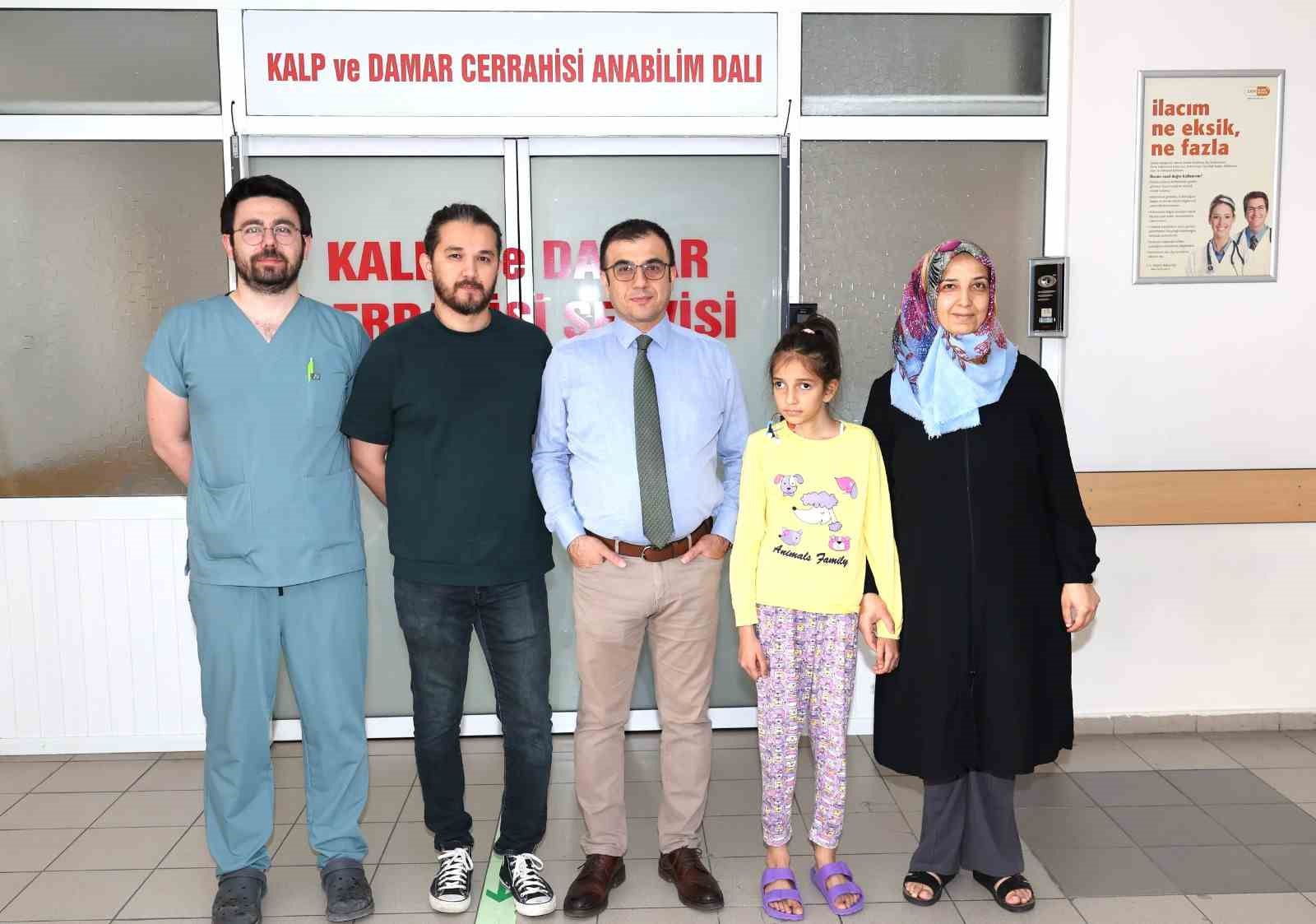 9 yaşındaki Mina, mitral kapak tamir yöntemi ile iyileşti