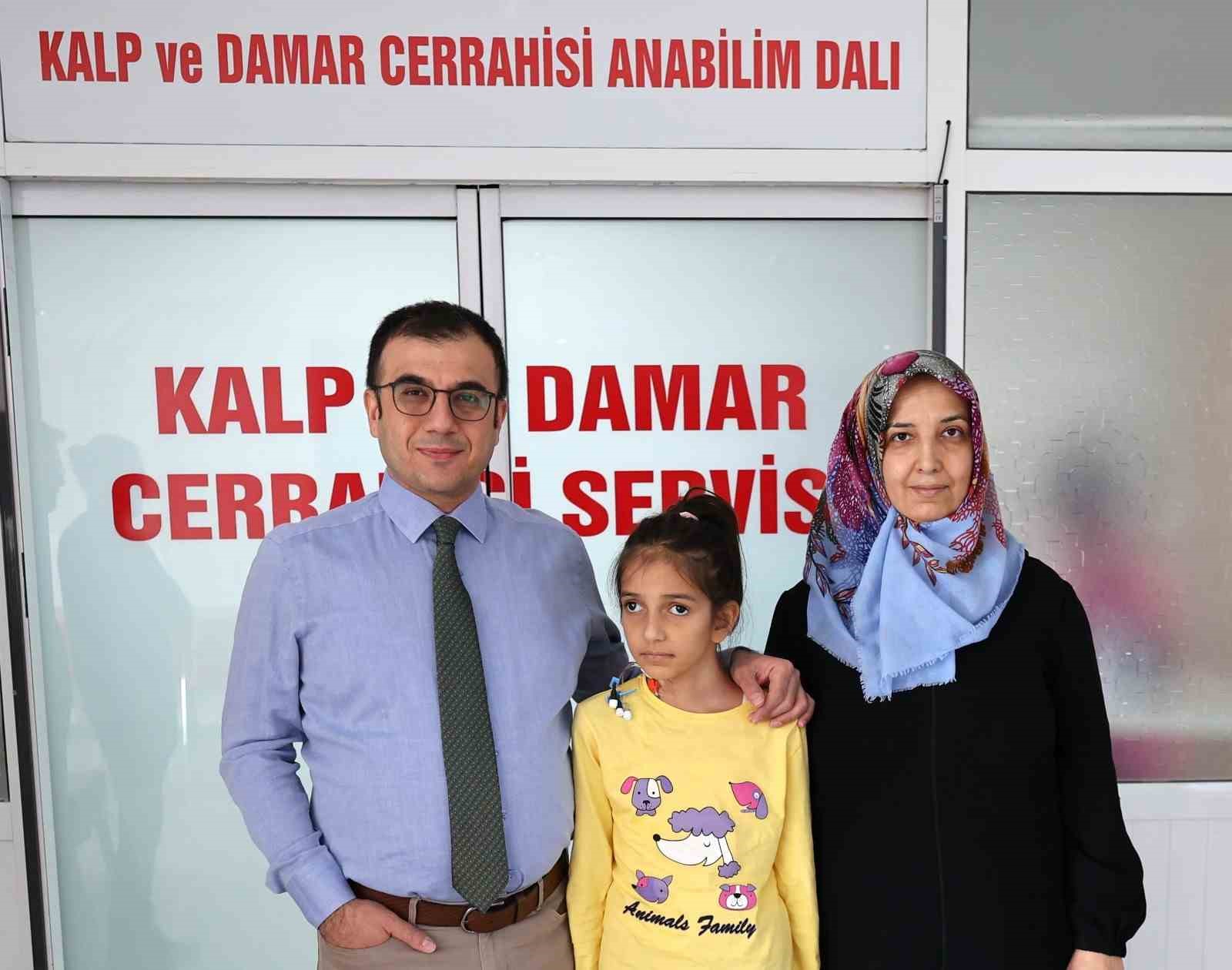 9 yaşındaki Mina, mitral kapak tamir y&ouml;ntemi ile iyileşti
