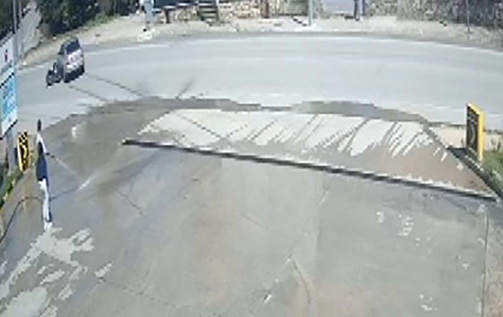 Otomobille çarpışan motosikletin şoka giren sürücüsü: "Ben birine mi çarptım"