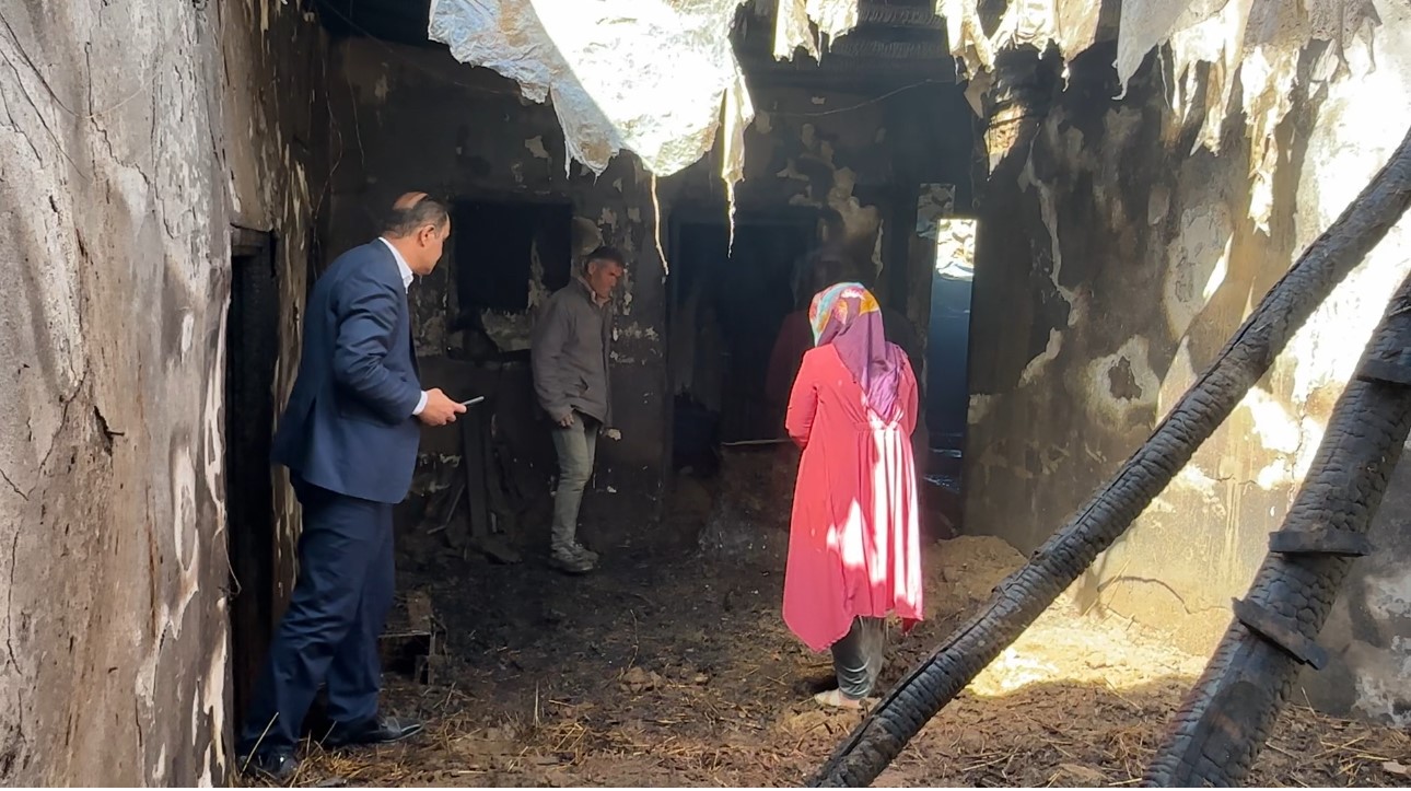 Yüksekova’da çıkan yangında bir ev küle döndü