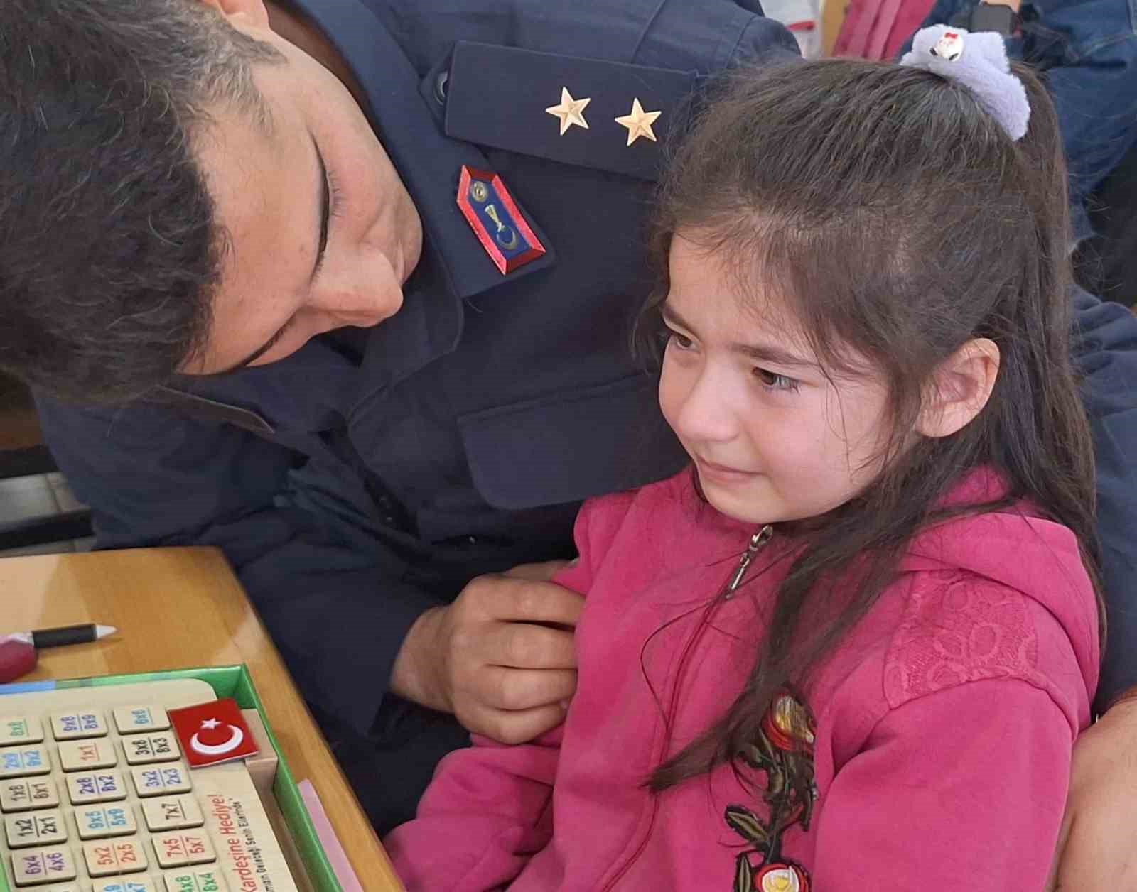 Şehitler Haftası’nda duygulandıran ziyaret: Türk bayrağı hediye edilen öğrenci gözyaşlarına hakim olamadı