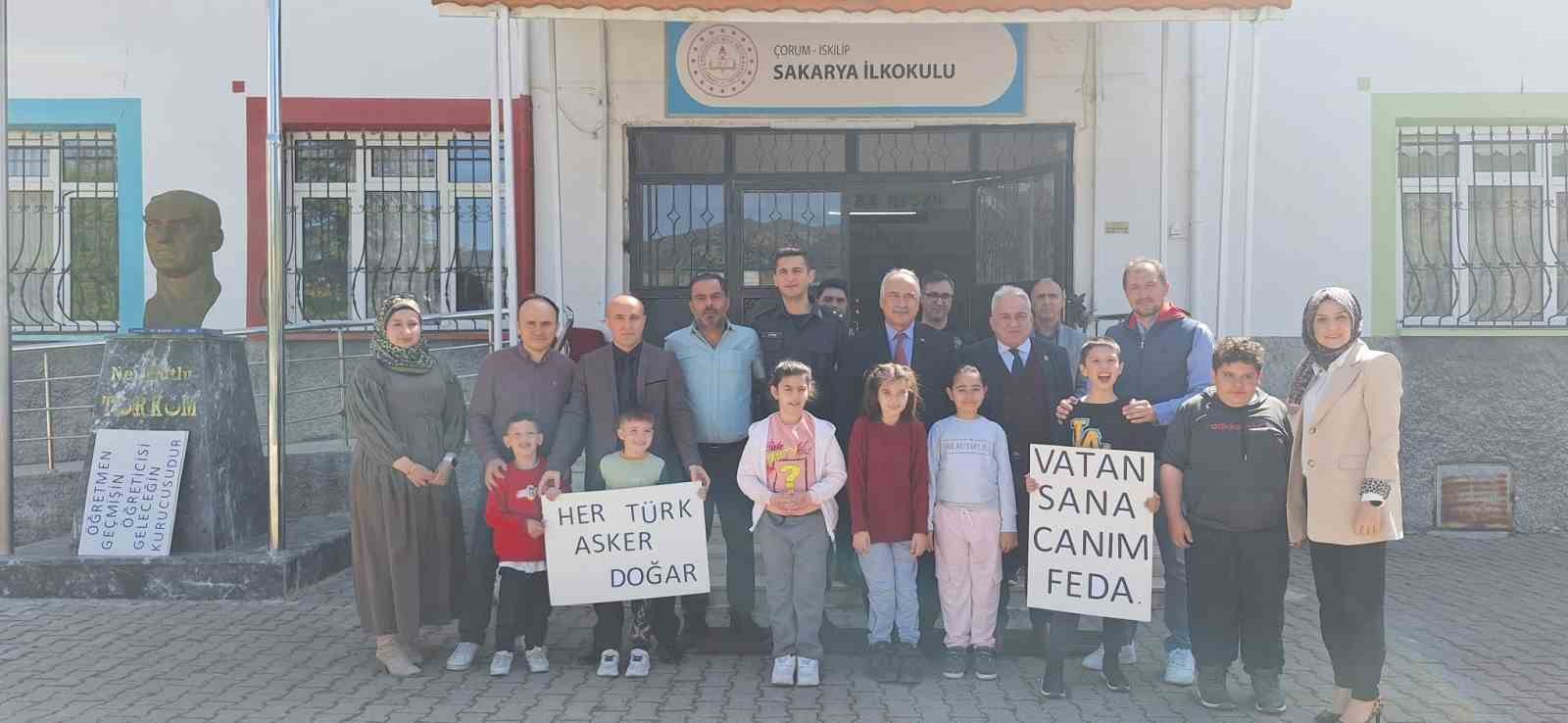 Şehitler Haftası’nda duygulandıran ziyaret: Türk bayrağı hediye edilen öğrenci gözyaşlarına hakim olamadı